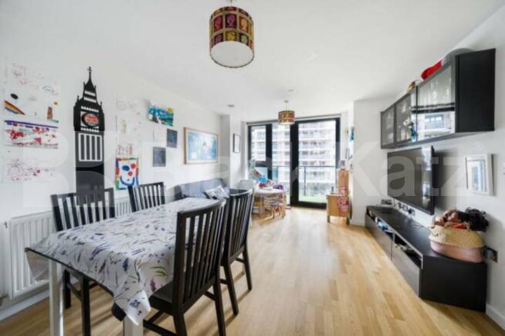 Modern Two-Bed Apartment in Central Park Development  in Greenwich Parkside Avenue SE10, Greenwich